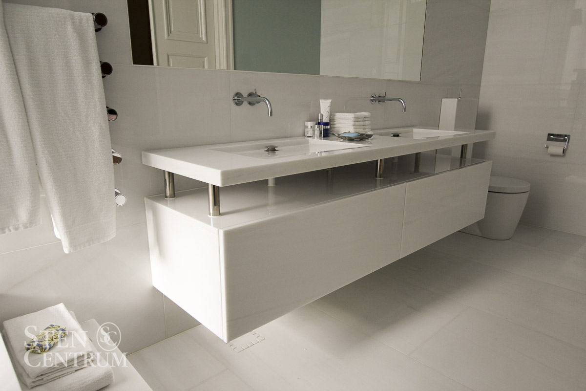 Badrumsbänk och badrumsmöbel i vit polerad marmor