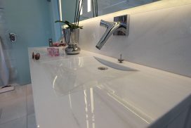 Handfat i badrum i specialdesignad vit marmor