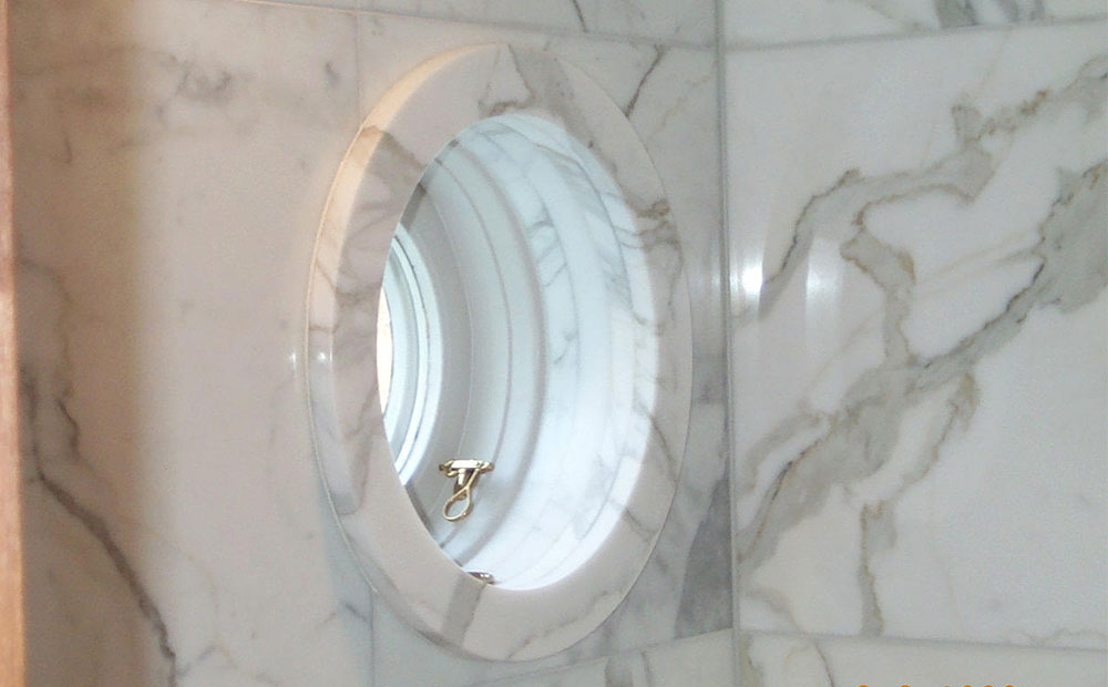 Inklädnad av runt fönster och väggar av marmorsorten Calacatta Golden vein