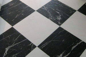 marmorgolv lagt i schackmönster med vit och svart marmor